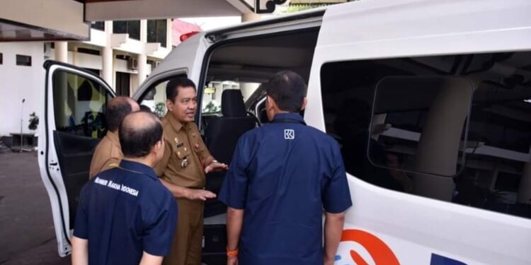 FOTO: IST/MATAKALTENG - Pj Bupati Kobar, Budi Santosa, secara simbolis menerima bantuan CSR dari Perbankan 1 unit ambulan yang diserahkan di halaman kantor bupati setempat.