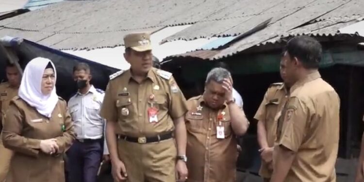 FOTO: MATAKALTENG - Pj Bupati Kobar monitoring pasar Indar sari dan Pelabuhan Panglima Utar Kumai.