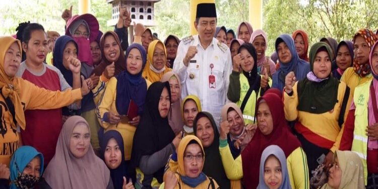 FOTO: MATAKALTENG - Pj Bupati berswafoto dengan petugas kebersihan di Pendopo Pangkalan Bun Park.