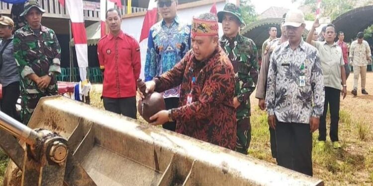 FOTO: IST/ MATAKALTENG - Plh Sekda Kobar Juni Gultom saat meresmikan groundbreaking Pra TMMD imbangan ke-118 di Kelurahan Pangkut.