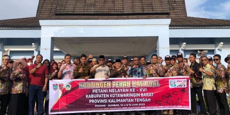 FOTO: IST/MATAKALTENG - Plh Sekda Kobar Juni Gultom menyambut kontingen Penas KTNA XVI di VIP Room Bandara Iskandar, Pangkalan Bun.