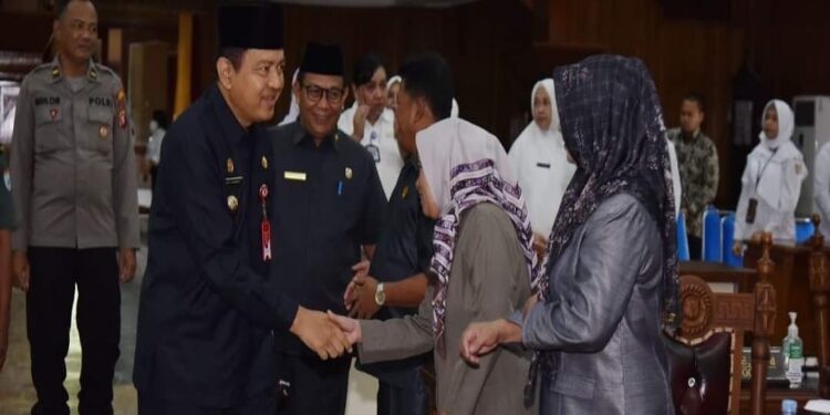 FOTO: IST/MATAKALTENG - Pj Bupati Kobar, Budi Santosa, saat menyampaikan tanggapan atas pandangan fraksi terhadap 3 Ranperda.