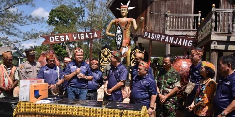 FOTO: IST/MATAKALTENG - Pj Bupati Kobar menyambut Direktur Tata Kelola Destinasi Kemenparekraf di Rumah Betang Pasir Panjang.