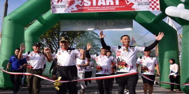 FOTO: IST/MATAKALTENG - Pj Bupati Kobar Budi Santosa dan Kapolres Kobar AKBP Bayu Wicaksono mengikuti fun run HUT Bhayangkara ke-77.