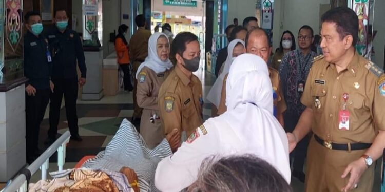 FOTO: IST/MATAKALTENG - Pj Bupati Kobar berkesempatan membesuk pasien di RSUD Sultan Imanuddin Pangkalan Bun usai apel pagi bersama.
