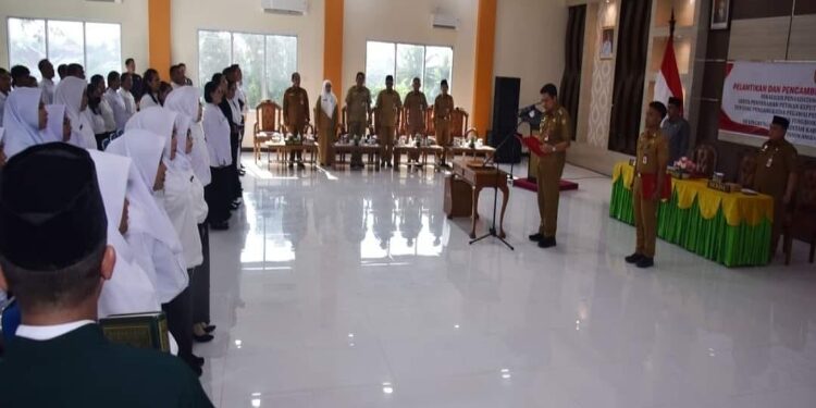 FOTO: IST/MATAKALTENG - Pj Bupati Kobar melantik dan mengambil sumpah PPPK dilingkup pemerintah kabupaten Kobar, kegiatan dilaksanakan di aula kantor bupati setempat.