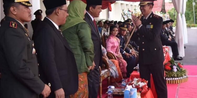 FOTO: IST/MATAKALTENG - Penjabat Bupati Kotawaringin Barat, Budi Santosa, menghadiri upacara peringatan HUT Bhayangkara ke-77 di halaman kantor bupati Kobar.