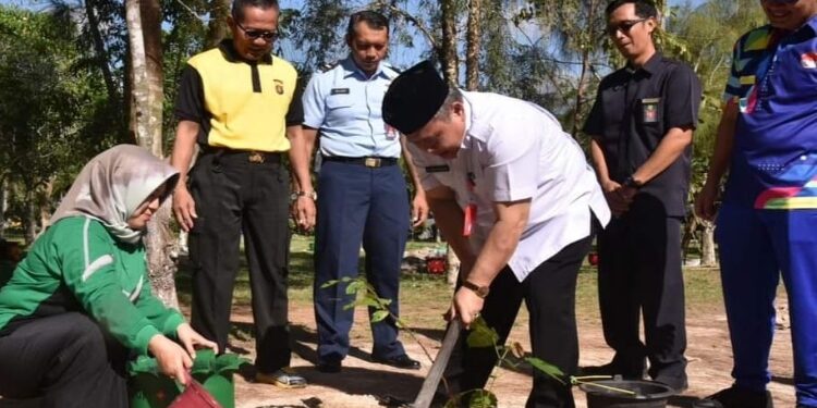 FOTO: IST/MATAKALTENG - Plh Sekda Kobar Juni Gultom saat menanam pohon dalam rangka Hari Bhakti Adyaksa ke-63 di Pangkalan Bun Park.