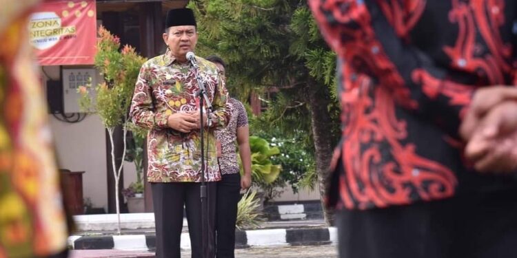 FOTO: IST/MATAKALTENG - Pj Bupati Budi Santosa saat memimpin apel pagi di Inspektorat Kabupaten Kobar.