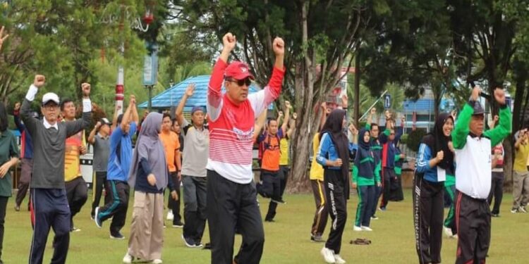FOTO: IST/MATAKALTENG - Penjabat Bupati Kobar, Budi Santosa, memimpin senam bersama dihalaman kantor bupati setempat.