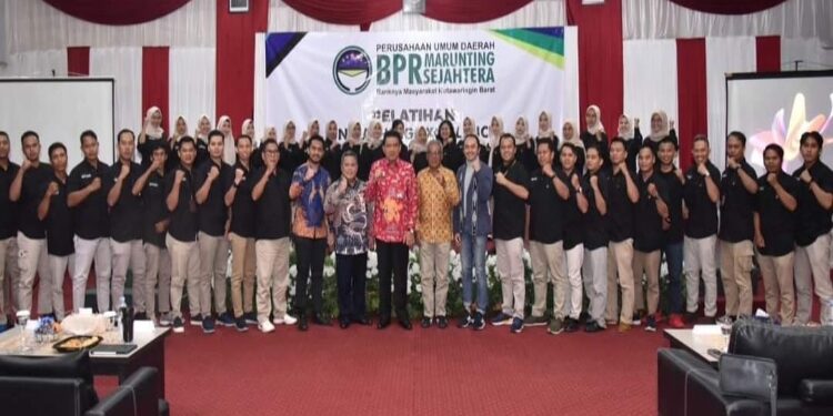 FOTO: IST/MATAKALTENG - Pj Bupati Kobar Budi Santosa saat berswafoto dengan peserta pelatihan Peningkatan Potensi Karyawan BPR MS.