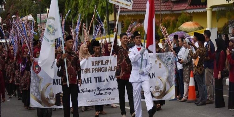 FOTO: IST/MATAKALTENG - Pj Bupati Kobar, Budi Santosa, melepas peserta Pawai Ta'aruf MTQ ke-13 dari panggung kehormatan.
