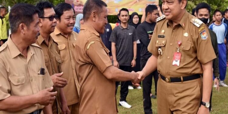 FOTO: IST/MATAKALTENG - Penjabat Bupati Kobar Budi Santosa dalam satu kegiatan di Dinas Pendidikan dan Kebudayaan Kabupaten setempat.