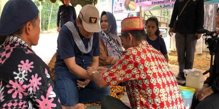 FOTO: IST/MATAKALTENG - Penjabat Bupati Kotawaringin Barat Budi Santosa Saat mengunjungi Desa Panahan, Kecamatan Arut Utara.