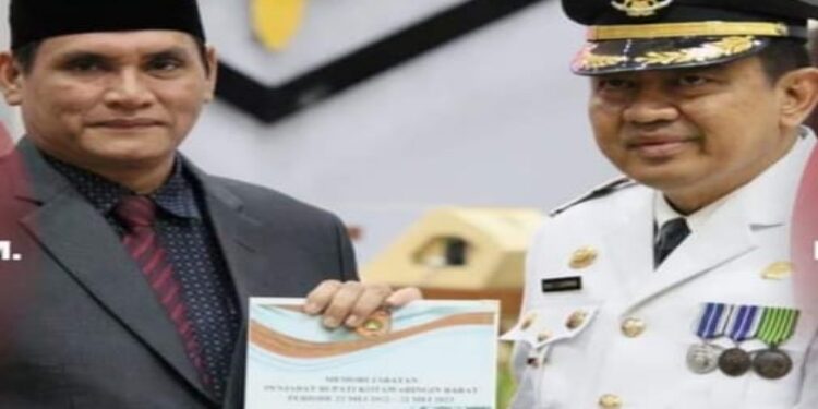 FOTO: IST/MATAKALTENG - Anang Dirjo, mantan Pj Bupati Kobar memberikan selamat kepada Pj Bupati Kobar yang Baru, Budi Santosa.