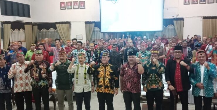 FOTO : DEVIANA/MATAKALTENG - Halikinnor bersama peserta Musda III DAD Kabupaten Kotim, Sabtu 22 Juli 2023.