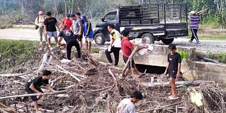 FOTO: DPRD GUMAS/MATAKALTENG
- Pengurus karang taruna bersama mahasiswa KKN UPR gotong royong bersihkan sampah, di Jalan Adonis Samad Kuala Kurun, belum lama ini.