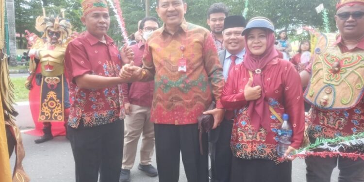 FOTO: IST/MATAKALTENG - Pj Bupati Kobat, Budi Santosa, pada saat memberikan semangat kepada kontingen pawai Kobar.