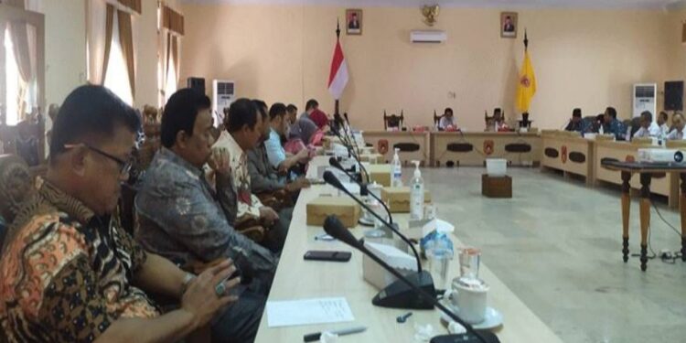 FOTO: IST/MATAKALTENG - Suasana rapat kebutuhan anggaran DPRD Kobar bersama KONI Kobar.