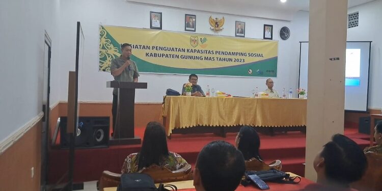 FOTO: DINAS SOSIAL GUMAS/MATA KALTENG - Kepala Dinas Sosial Kabupaten Gumas Jhonson Ahmad memberikan arahan pada pembukaan sosialisasi penguatan kapasitas pendampingan sosial, Jumat, 21 Juli 2023.