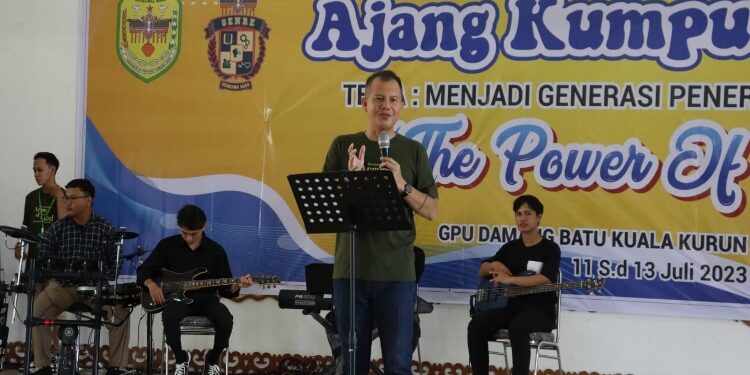 FOTO : DISKOMINFO SANTIK/MATA KALTENG - Bupati Gumas Jaya S Monong ketika membuka ajang kumpul remaja, di GPU Damang Batu, belum lama ini.