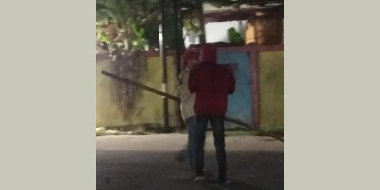 FOTO: AGUS/MATA KALTENG - Hasil tangkap layar yang memperlihatkan beberapa pemuda yang diduga melakukan aksi tawuran di Jalan H. Juanda, Sampit, Minggu 23 Juli 2023.