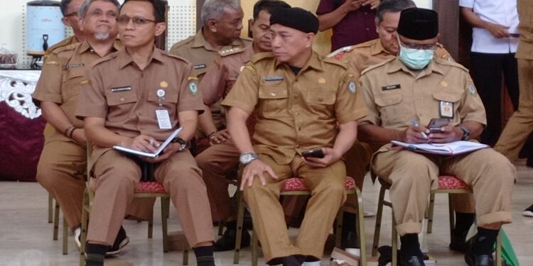 FOTO : DEVIANA/MATAKALTENG - Sejumlah kepala OPD saat mengikuti rapat, Senin 24 Juli 2023.
