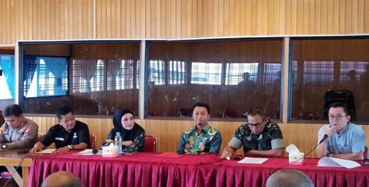 FOTO : IST/MATAKALTENG - Anggota DPRD Kalimantan Tengah Ferry Khaidir (tengah) saat mendampingi mediasi antara PT BJAP dengan masyarakat Kecamatan Seruyan Tengah