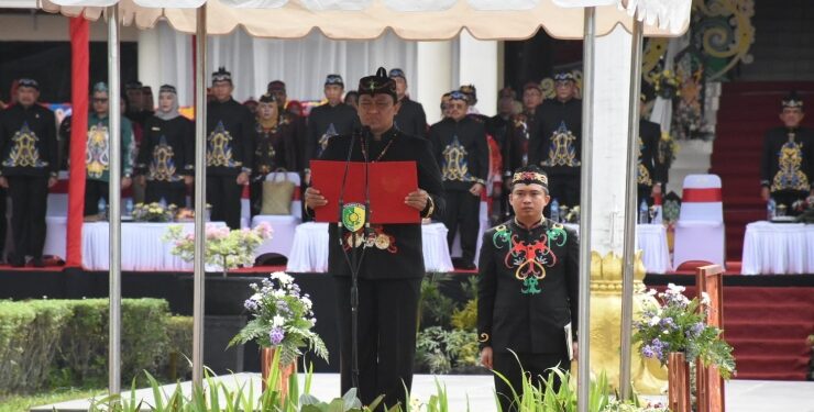 FOTO : IST/MATAKALTENG - Wagub Kalteng Edy Pratowo saat menghadiri Upacara Peringatan Hari Jadi Ke-58 PemkoT Palangka Raya dan Hari Jadi Ke-66 Kota Palangka Raya Tahun 2023.