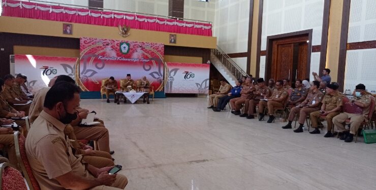 FOTO : DEVIANA/MATAKALTENG - Bupati Kotim Halikinnor saat memimpin rapat persiapan Porprov di Rujab Bupati, Senin 22 Juli 2023.