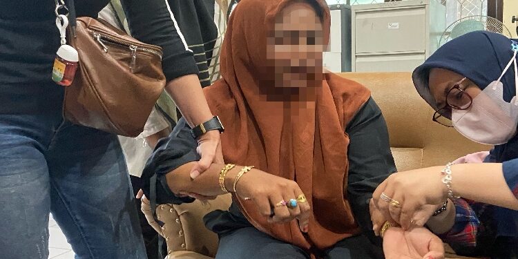 FOTO:DIAN/MATA KALTENG - M (43), diduga koordinator pengamen anak jalanan saat menunjukkan perhiasannya kepada petugas Satpol PP usai diamankan, Senin 24 Juli 2023.