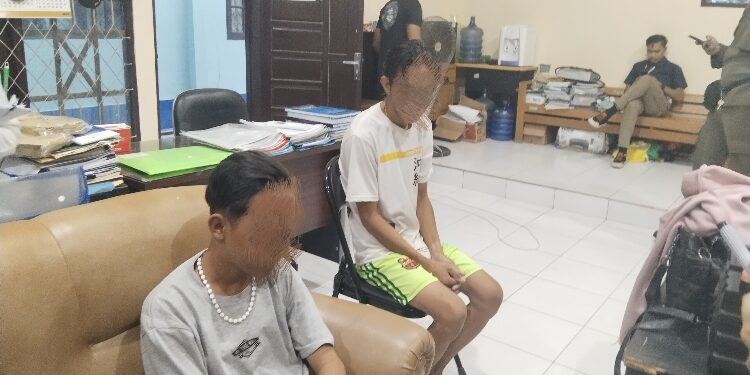 FOTO: AGUS/MATA KALTENG - Gepeng ayah dan anak saat diamankan di Kantor Satpol PP Kotim, Senin 24 Juli 2023.
