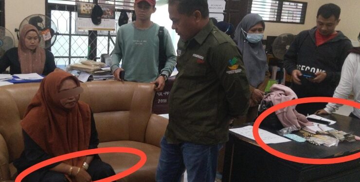 FOTO : AGUS/MATA KALTENG - Kadinsos Wiyono saat memberikan arahan kepada Misa (Koordinator Pengamen Cilik di Kota Sampit) yang dijuluki emas berjalan), Senin, 24 Juli 2023.