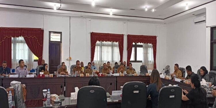 FOTO: DPRD GUMAS/MATA KALTENG - Wakil Ketua I DPRD Kabupaten Gumas Binartha memimpin RDP dengan PBS, yang membahas terkait realisasi CSR terhadap masyarakat sekitar, di ruang rapat komisi, Senin 24 Juli 2023.