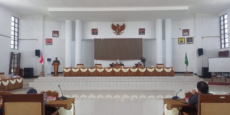 FOTO: ALDI/MATA KALTENG - Suasana saat rapat paripurna penyampaian pidato pengantar Bupati Seruyan terkait RKUA PPAS APBD Seruyan tahun anggaran 2024 dalam rapat paripurna di Aula Gedung DPRD Seruyan, Senin 24 Juni 2023.