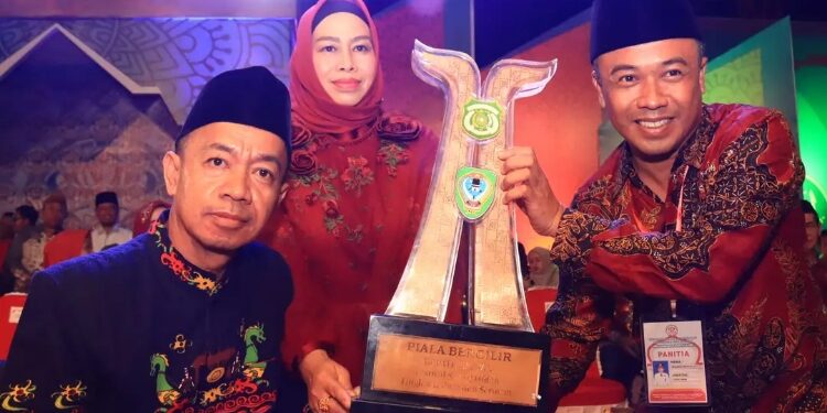 FOTO: PROKOM SERUYAN/MATA KALTENG - Bupati Seruyan, Yulhaidir (kiri) saat ikut menyaksikan penyerahan piala bergilir oleh Ketua TP PKK Kabupaten Seruyan, Fauziah Yulhaidir (tengah) kepada Camat Seruyan Hilir Timur, M. Muhklis (kanan) saat malam penutupan MTQ dan FSQ Seruyan di Desa Pematang Panjang, Kecamatan Seruyan Hilir Timur baru-baru ini.