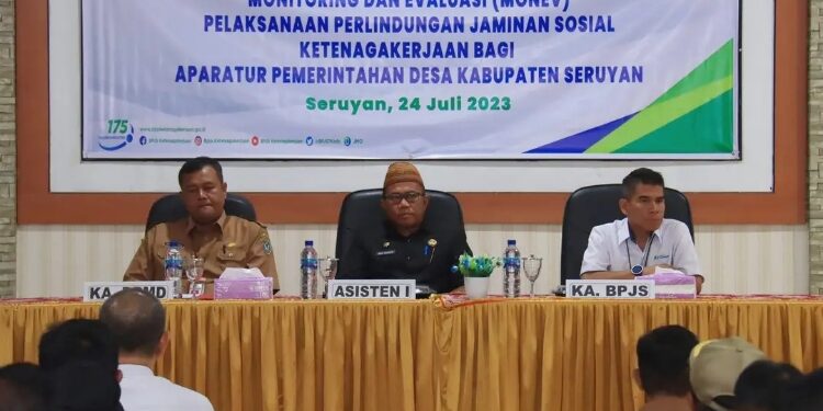 FOTO: PROKOM SERUYAN/MATA KALTENG - Asisten Pemerintahan dan Kesejahteraan Rakyat Setda Seruyan, Agus Suharto (tengah) saat menghadiri kegiatan Monev pelaksanaan perlindungan jaminan sosial letenagakerjaan bagi aparatur pemdes Kabupaten Seruyan di Aula BKAD Seruyan, Senin 24 Juni 2023.