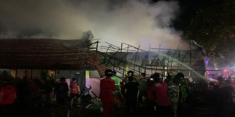 FOTO: RZL/MATAKALTENG - Pemadam kebakaran pada saat melakukan pemadaman di SDN 9 Langkai Palangka Raya.
