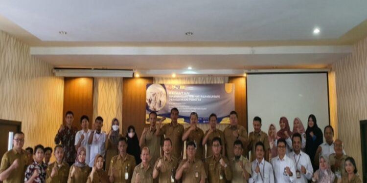 FOTO: IST/MATAKALTENG - Dinas PUPR Kobar menggelar Bimtek Bangunan Pengaman Pantai di Aula dinas setempat.