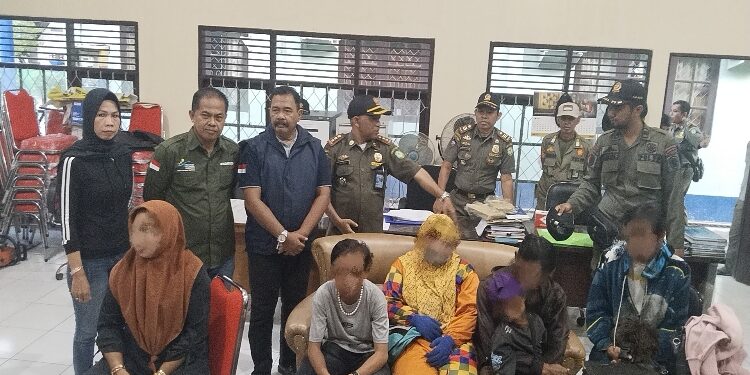 FOTO: AGUS/MATA KALTENG - Gepeng yang terjaring Satpol PP dan Dinas Sosial Kotim, saat diamankan di Kantor Satpol PP Kotim, Senin 24 Juli 2023.
