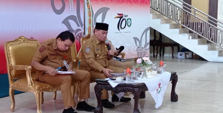 FOTO : DEVIANA/MATAKALTENG - Bupati Kotim Halikinnor didampingi Sekretaris Daerah Fajrurrahman saat memimpin rapat, di Rujab Bupati, Selasa 24 Juli 2023