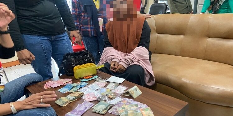 FOTO: DIAN/MATAKALTENG - Koordinator pengamen saat ditertibkan, Senin 24 Juli 2023.