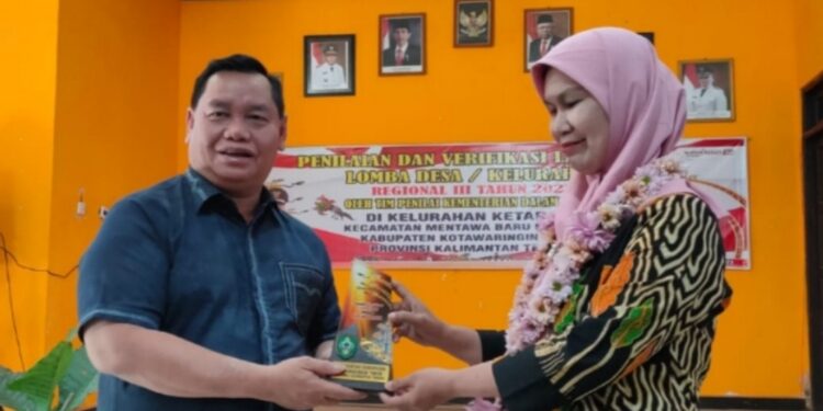 FOTO : DEVIANA/MATAKALTENG - Bupati Kotim Halikinnor saat menyerahkan cinderamata kepada tim penilai Kemendagri.