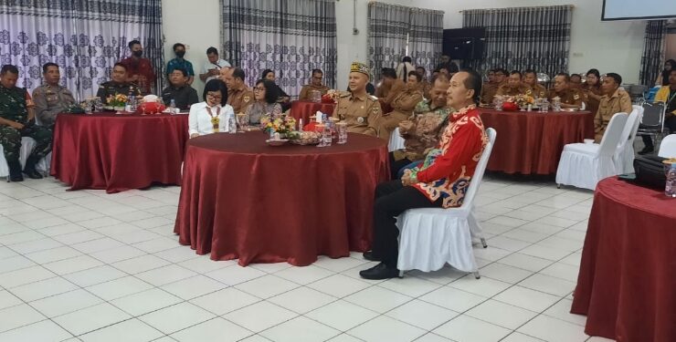 FOTO : SID/MATA KALTENG - Bupati Gumas Jaya S Monong bersama dengan Rektor UPR Salampak, di kegiatan safari rektor UPR di Kabupaten Gumas, di aula kantor bappedalitbang, Selasa, 25 Juli 2023.