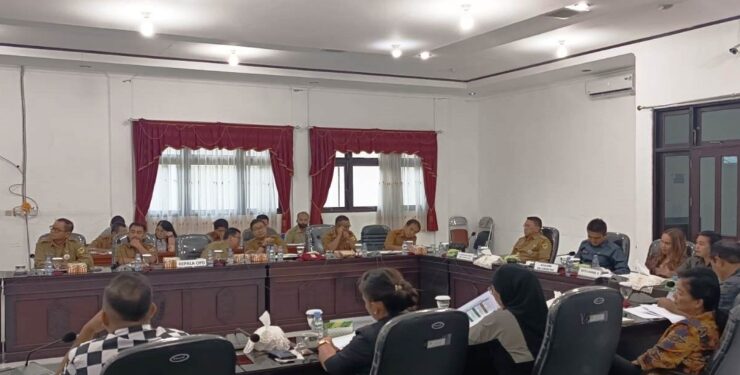 FOTO : DPRD GUMAS/MATA KALTENG - Wakil Ketua I DPRD Kabupaten Gumas Binartha didampingi Ketua Komisi II Nomi Aprilia, Pj Sekda Richard, serta anggota DPRD lain, ketika memimpin RDP dengan PBS bidang perkebunan, Selasa, 25 Juli 2023.