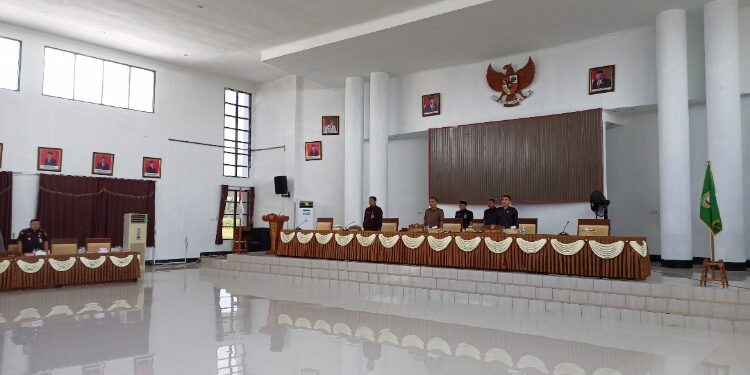 FOTO: ALDI/MATA KALTENG - Suasana pada saat paripurna dalam rangka penyampaian pemandangan umum fraksi-fraksi DPRD Seruyan terhadap pidato pengantar Bupati Seruyan terkait Raperda tentang Pertanggungjawaban Pelakaanaan APBD Seruyan Tahun Anggaran 2022 di Aula Gedung DPRD setempat, Selasa 25 Juli 2023.