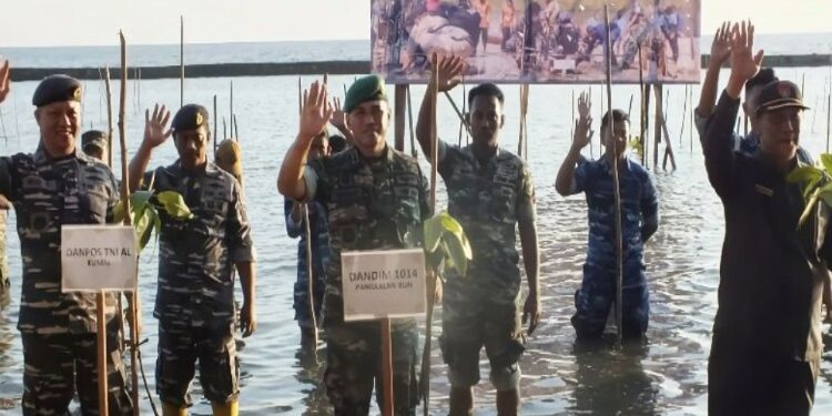 FOTO: IST/MATAKALTENG - Asisten 1 Bidang Pemerintahan dan Kesra Sekda Kobar Tengku Alisyahbana saat tanam mangrove bersama TNI dan Polri di Pantai Keraya.