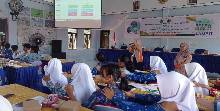 FOTO : DEVIANA/MATAKALTENG - Bimbingan terhadap pelajar terkait pranikah bagi remaja usia sekolah, Rabu 26 Juli 2023