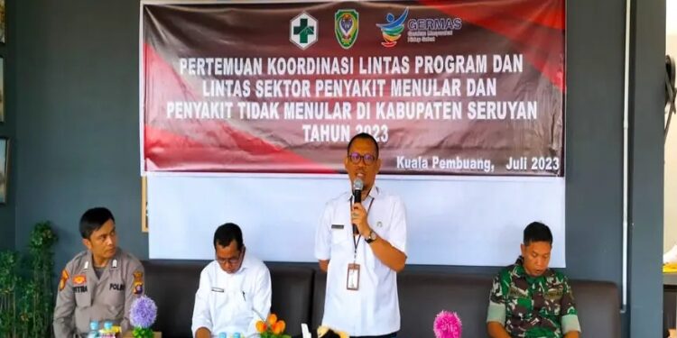 FOTO: IST/MATA KALTENG - Kepala Dinkes Kabupaten Seruyan, Bahrun Abbas (dua dari kanan) saat menyampaikan sambutan dalam agenda pertemuan lintas program dan lintas sektoral penyakit menular dan tidak menular yang dilaksanakan di Kuala Pembuang, Rabu 26 Juli 2023.