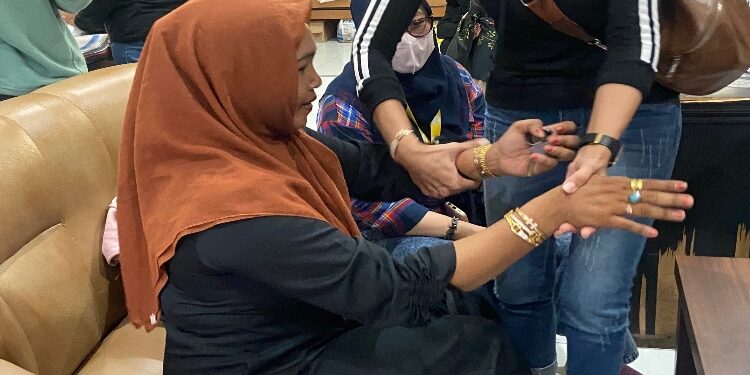 FOTO: DIAN/MATA KALTENG - Pengamanan ibu pengemis yang memiliki perhiasan bernilai puluhan juta oleh Satpol PP Kotim, Senin 24 Juli 2023.